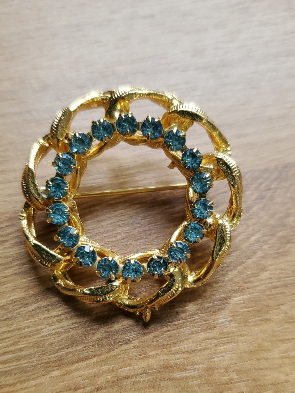 Classic Chain Link Style Blue Prong Set Rhinestone Circle Pin Brooch